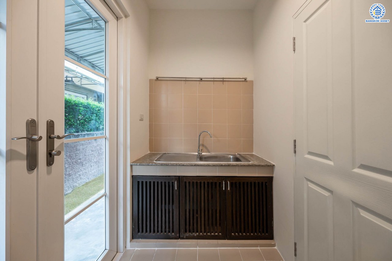 บ้านมือสองตกแต่งใหม่ โครงการ คาซ่าแกรนด์ รัตนาธิเบศร์-ราชพฤกษ์ บ้านเดี่ยวจากแบรนด์ Q.House เนื้อที่ 68 ตร.ว. ฟังก์ชัน 3 ห้องนอน 4 ห้องน้ำ 1 ห้องแม่บ้าน จอดรถได้ถึง 2 คัน พร้อม Facilities ครบครัน บนทำเลเดินทางสะดวก ติดถนนราชพฤกษ์ ใกล้เซ็นทรัลเวสต์เกต และรถไฟฟ้าสายสีม่วง "สถานีบางรักใหญ่"